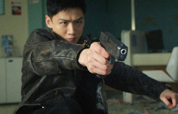 万光证券 白敬亭《不眠日》首播，连追5集，我想说：科幻悬疑剧就该这么拍